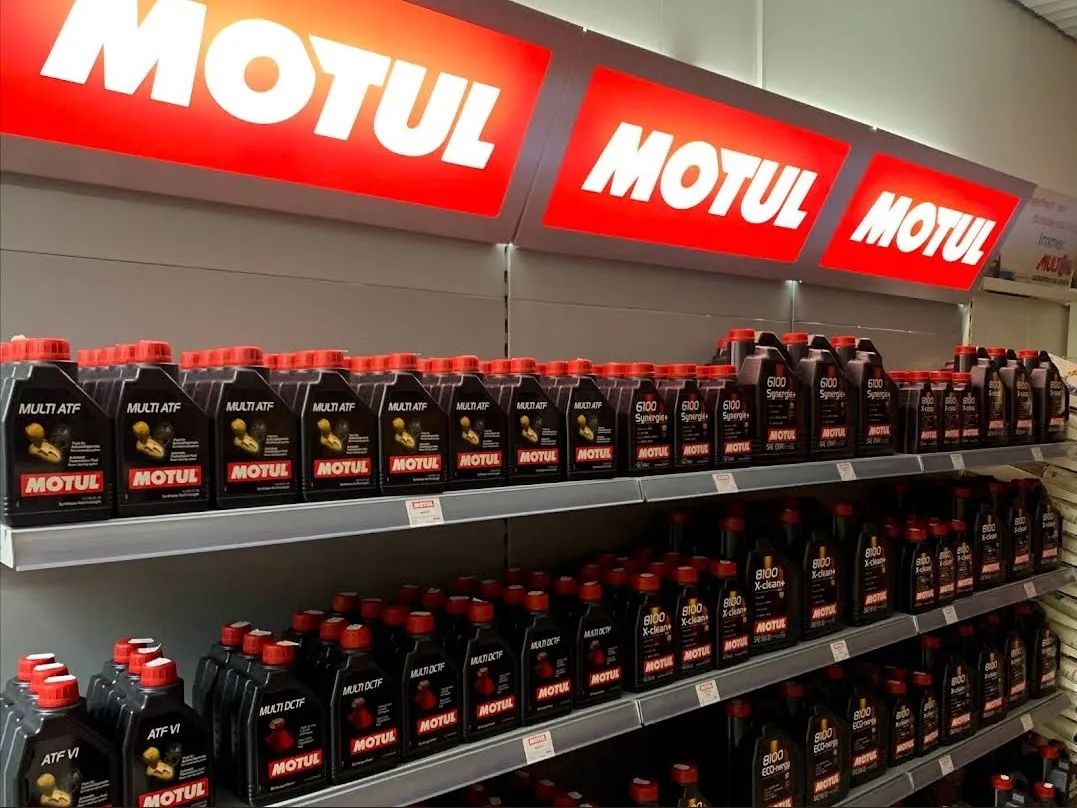 Auswahl an Motorölen im Verkaufsraum von Autoteile Heinrichs