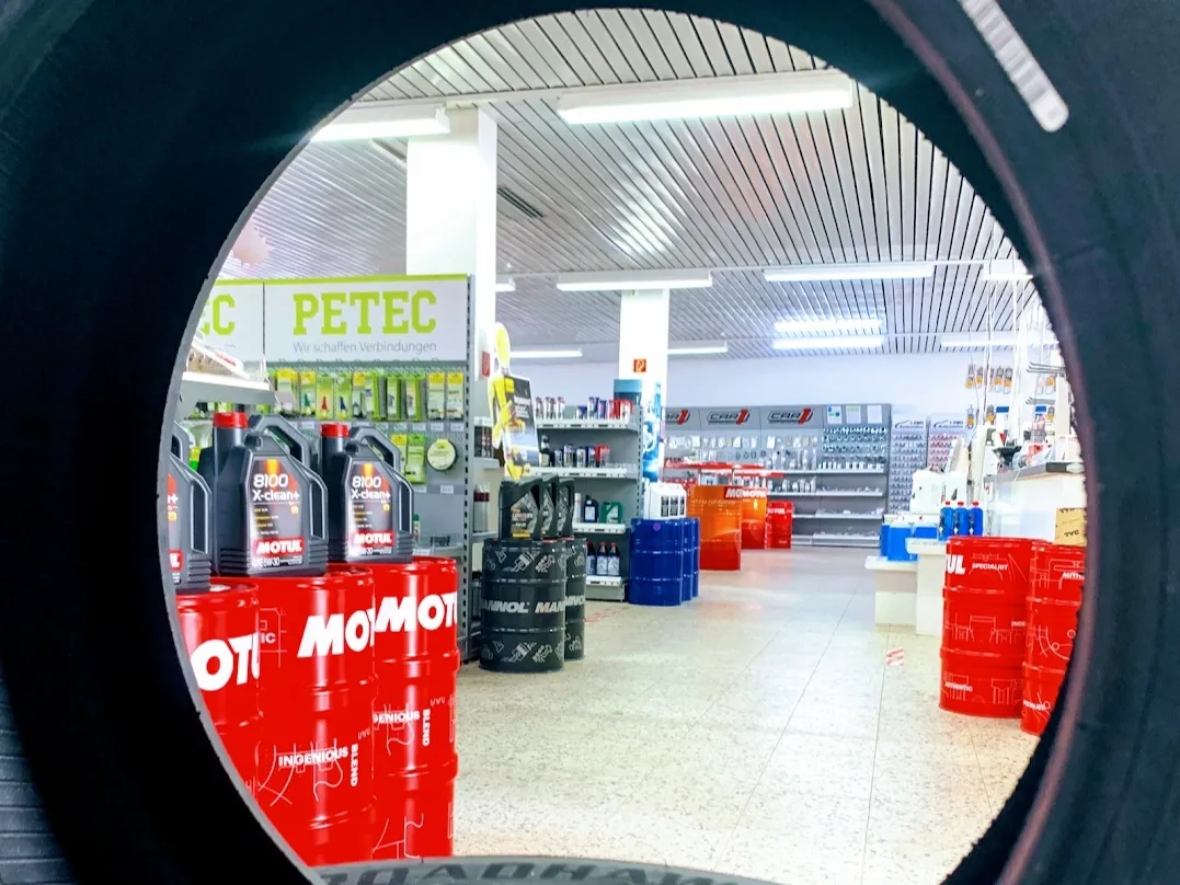 Fahrzeugpflegeprodukte im Verkaufsraum